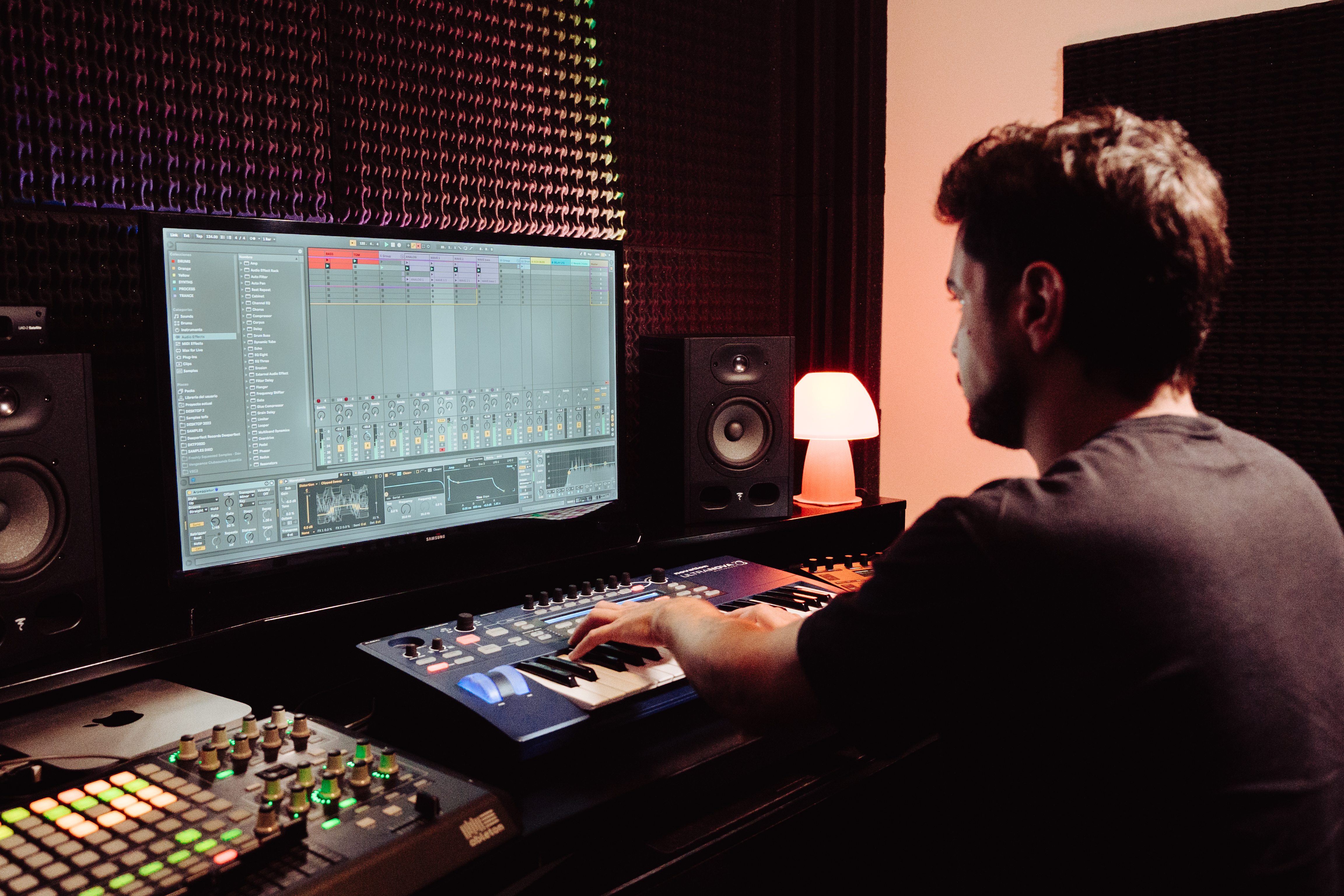 Tomás - Instructor de producción musical