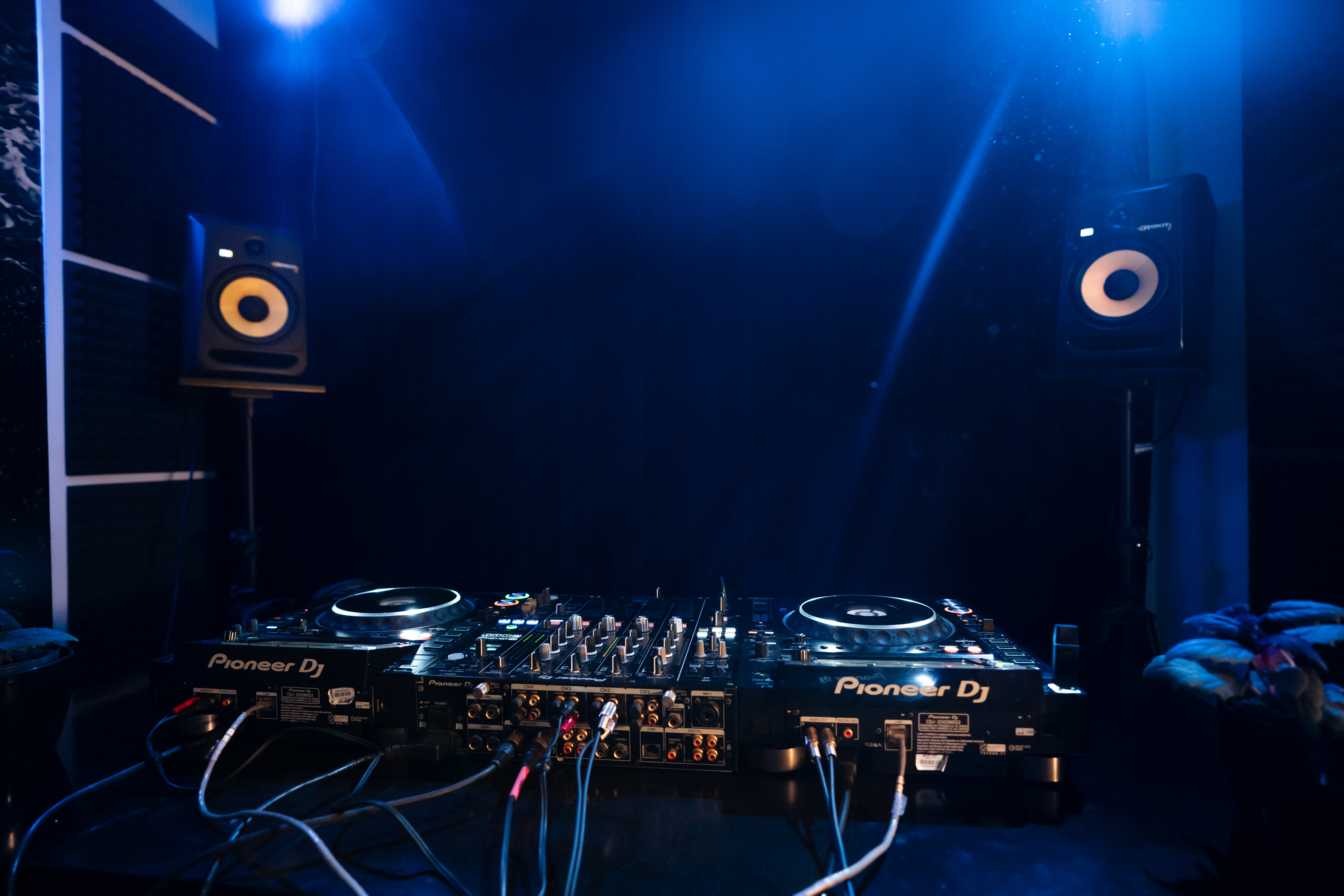 Cabina DJ profesional en Resonance Musiclab