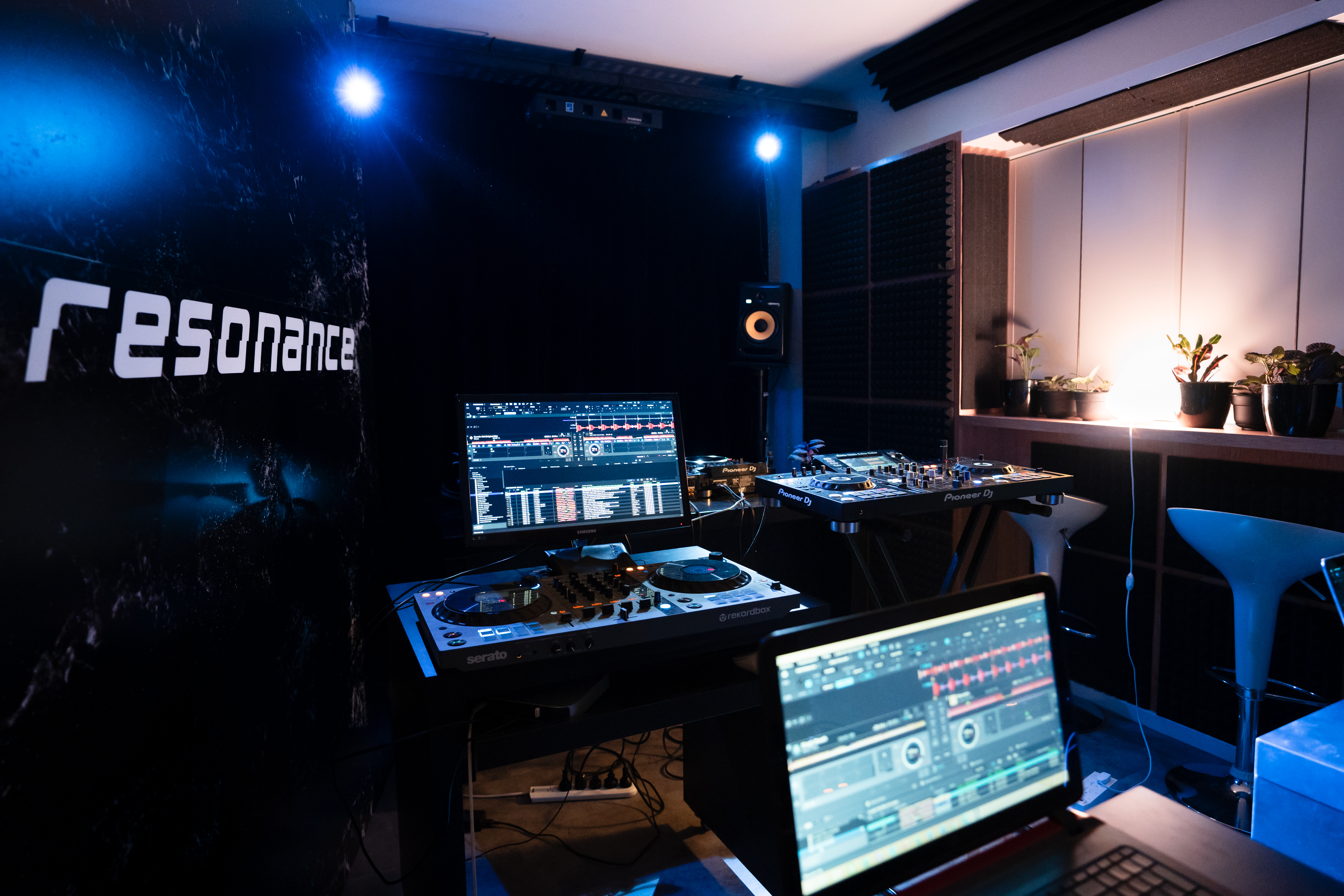 Espacio de clases DJ en Resonance Musiclab